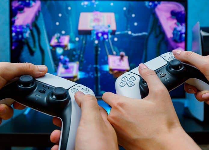 Pessoas jogando em PlayStation 5