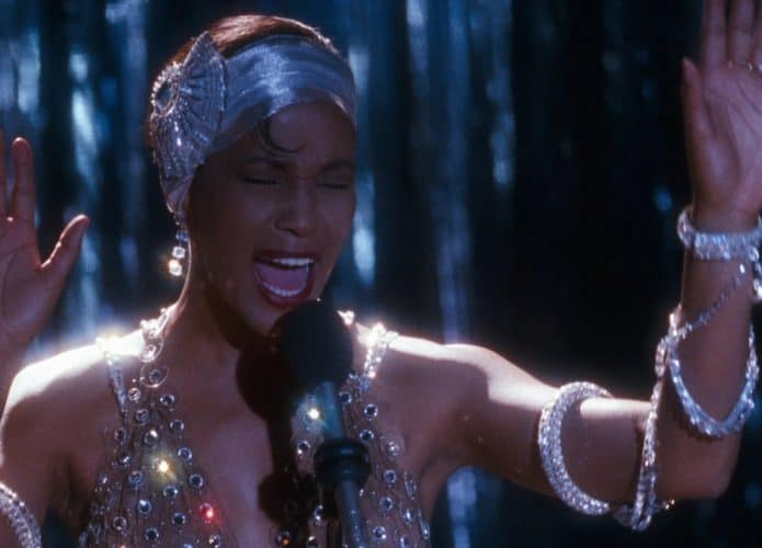 Whitney Houston em O Guarda-Costas (via Warner Bros)