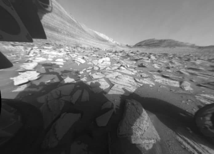 Cena de um dia marciano capturada pelo rover Curiosity
