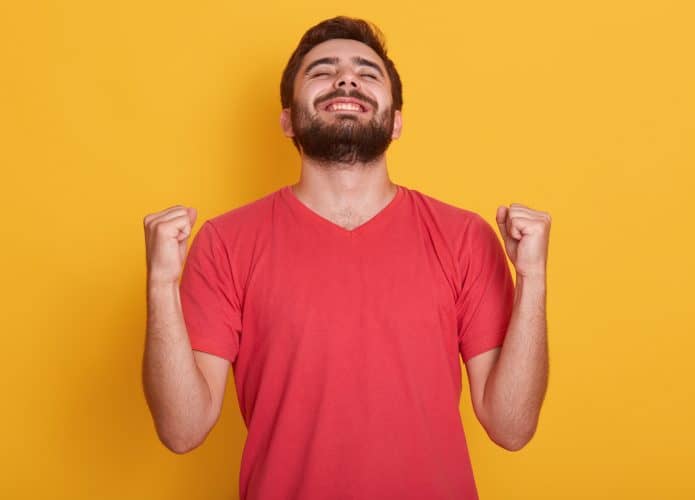 feliz-positivo-animado-jovem-masculino-cerrando-os-punhos-e-gritando-vestindo-camiseta-casual-vermelha-tendo-boas-noticias-comemorando-sua-vitoria-ou-sucesso-ganha-na-loteria-conceito-de-emocoes-de-pessoas-695x500