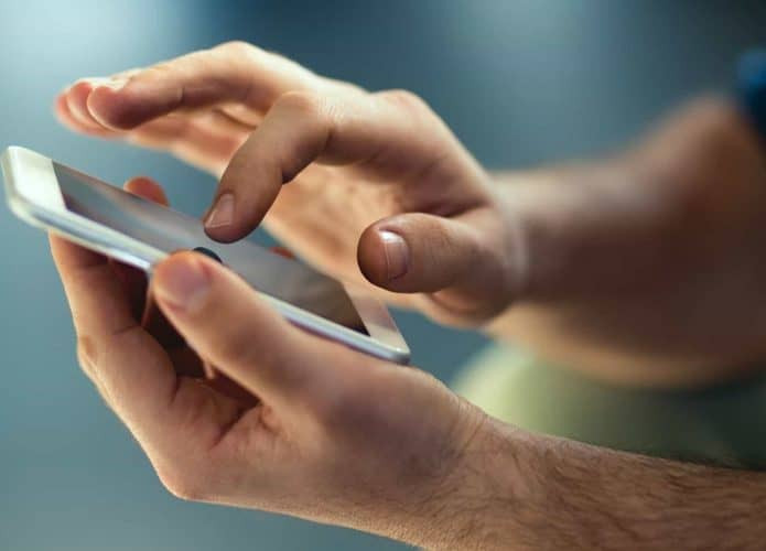 imagem-de-usuario-mexendo-no-celular-695x500
