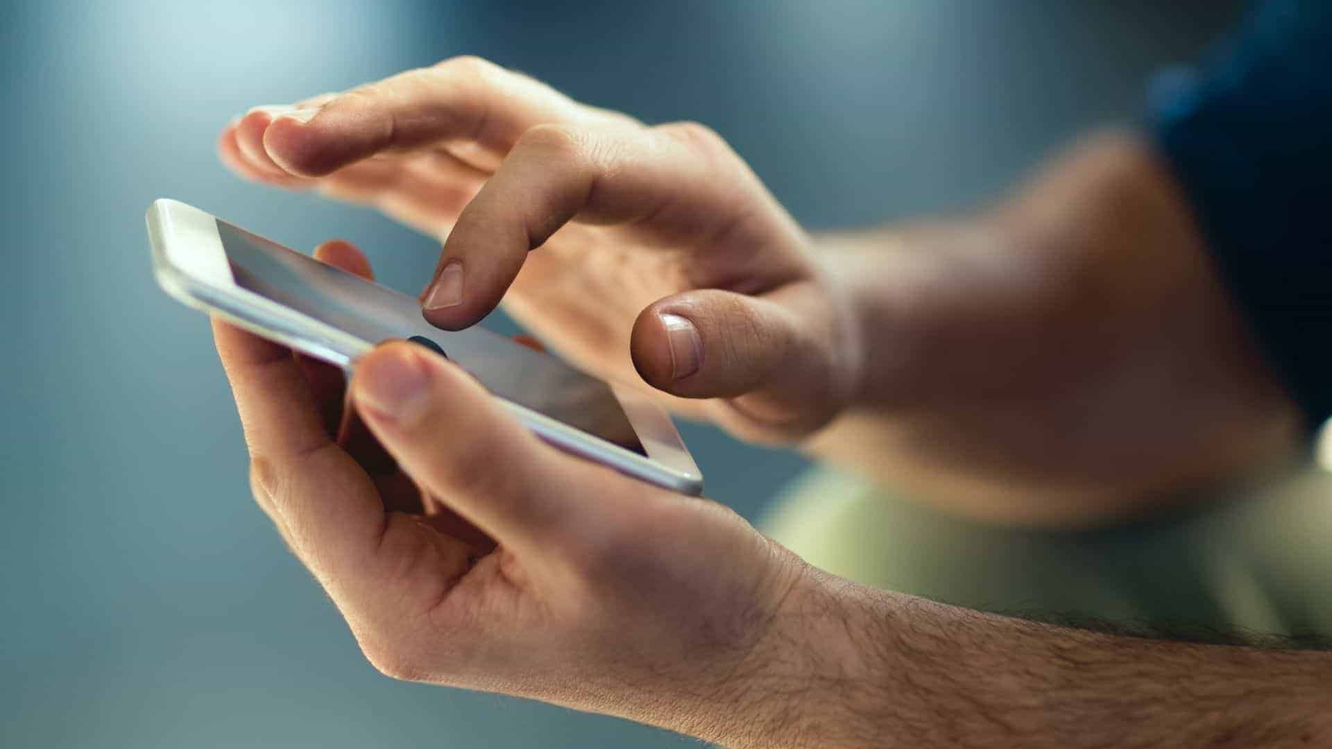 imagem-de-usuario-mexendo-no-celular