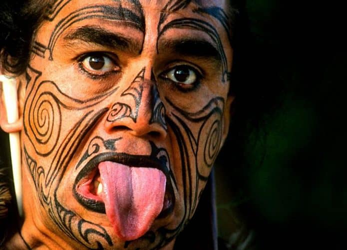 Homem maori com tatuagens no rosto