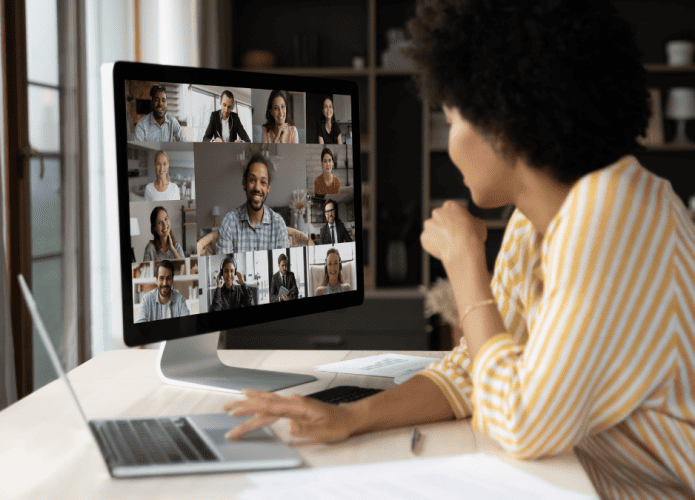 mulhers-assistindo-aula-online-695x500.png
