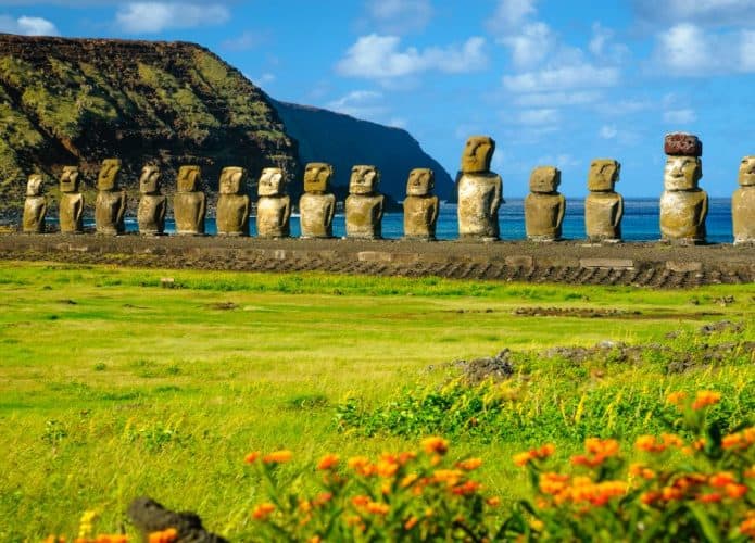 Plataforma com 15 Moais na ilha de Páscoa