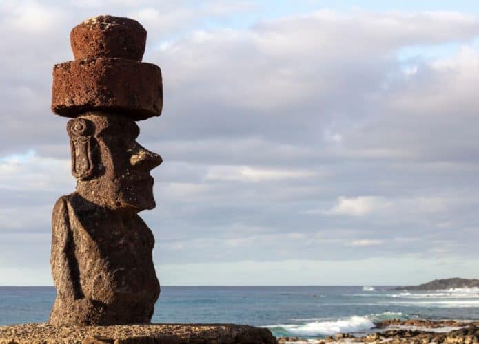 Um moai no horizonte na Ilha de Páscoa