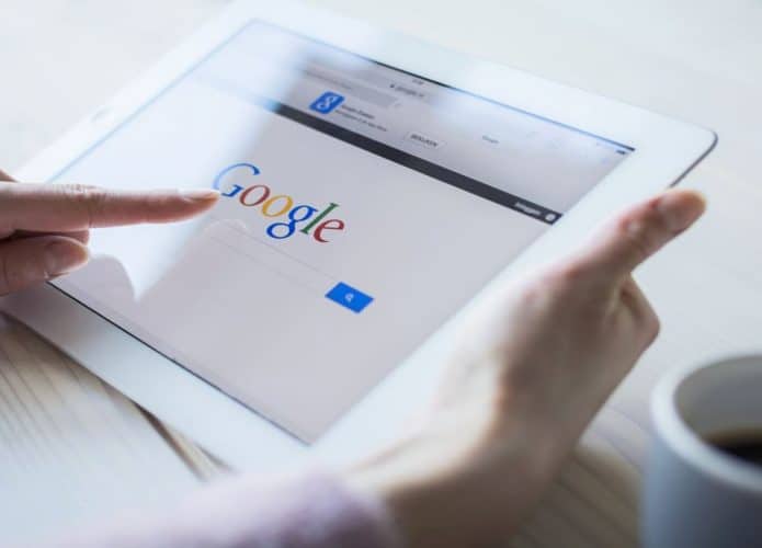 Ipad com imagem de Google aberto na tela