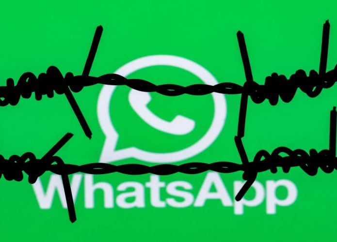 símbolo do WhatsApp atrás de uma cerca de arame