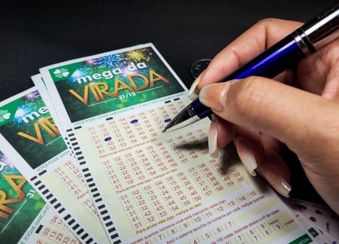 Pessoa fazendo jogo com caneta na Mega da Virada