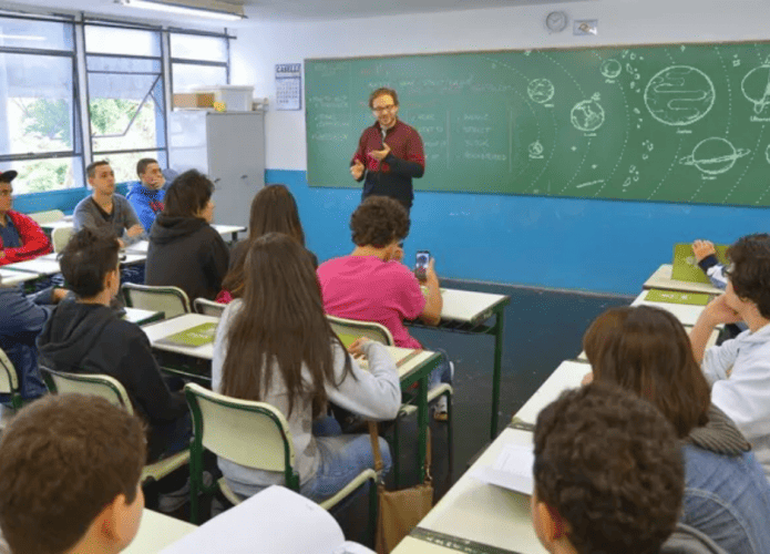 Aula-de-astronomia-695x500.png