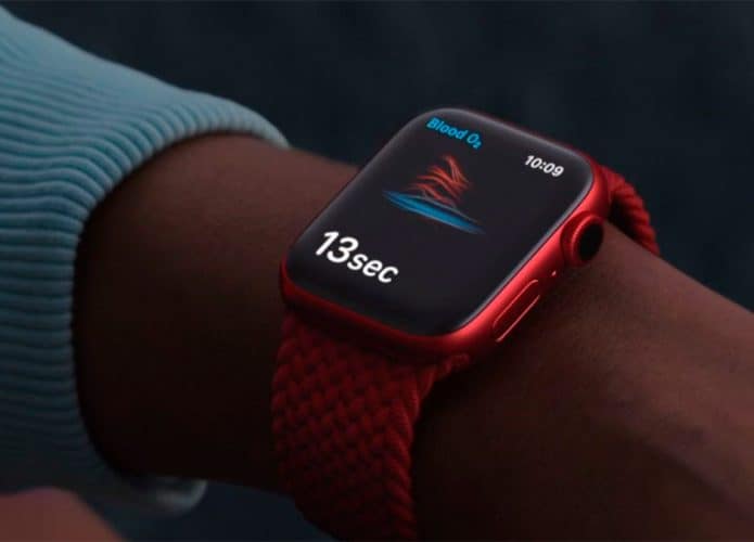 Pessoa medindo oxigenação do sangue por meio de um Apple Watch