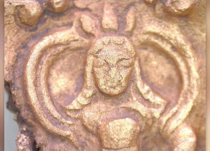 Detalhe de fivela de ouro com desenho de soberano turco
