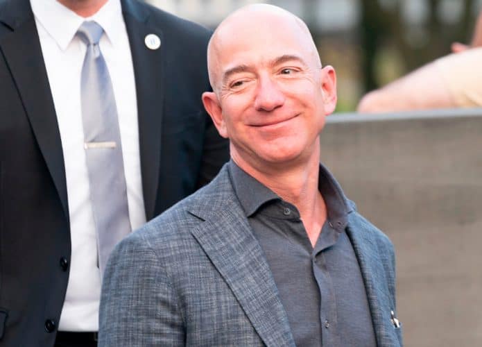 Jeff Bezos com a cabeça levemente virada para a esquerda e com breve sorriso no rosto