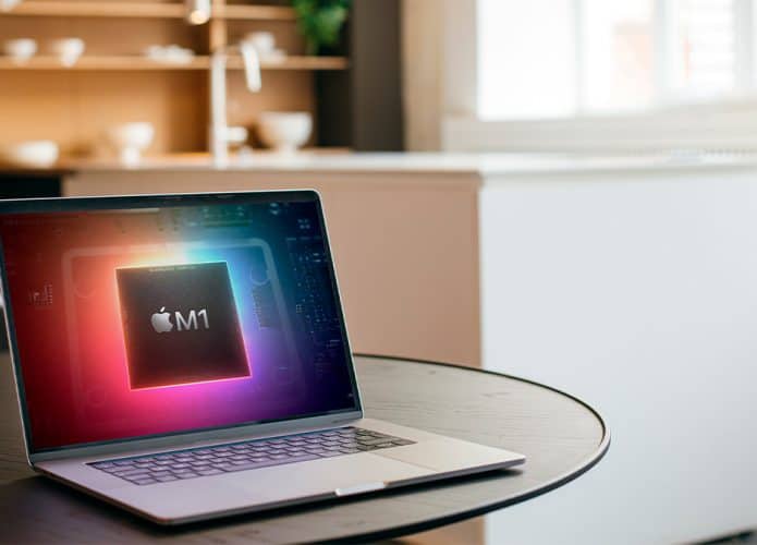 Mac com processador M1 em cima de uma mesa