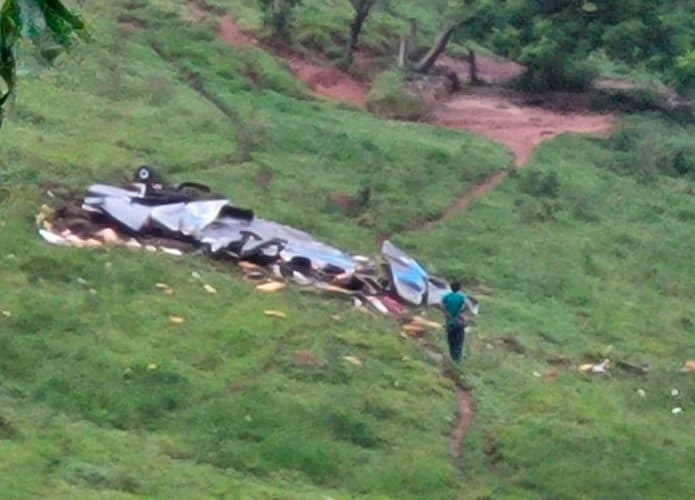 Pessoa ao lado de destroços de avião que caiu em Itapeva, Minas Gerais