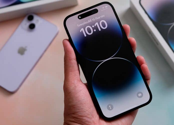 Homem segurando iPhone 15