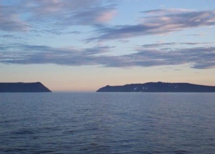 Diomede_Islands_Bering_Sea_Jul_2006-695x500