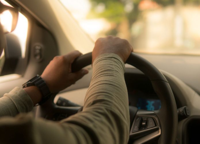 Imagem-de-motorista-pilotando-695x500