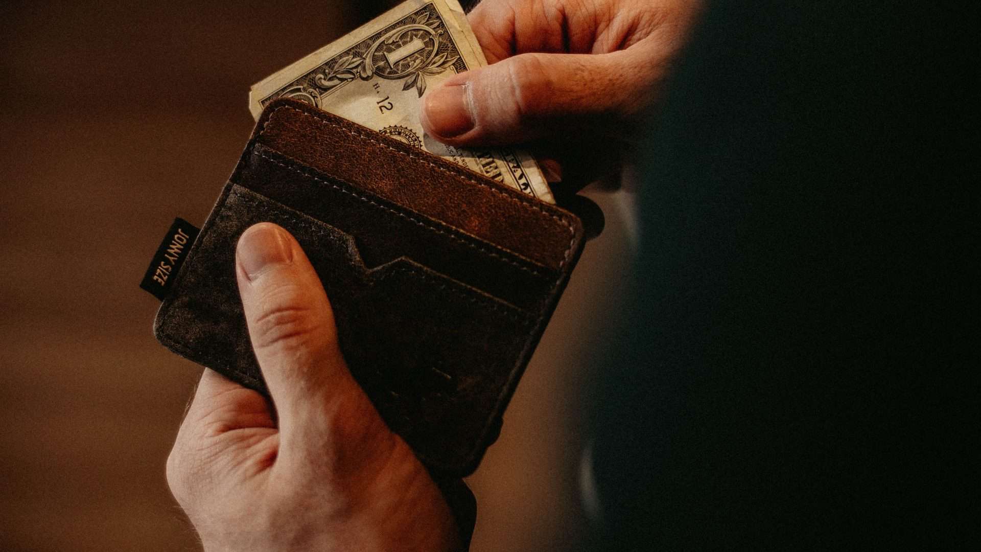 O que fazer se cair em um golpe financeiro (Imagem: Allef Vinicius/Unsplash)