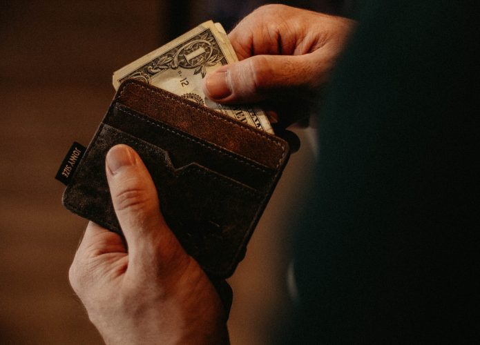 O que fazer se cair em um golpe financeiro (Imagem: Allef Vinicius/Unsplash)