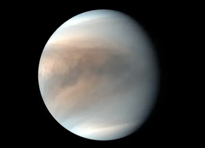 As marcas escurar em Vênus quando observado em comprimento de onda ultravioleta sempre intrigaram os cientistas (Crédito: JAXA)