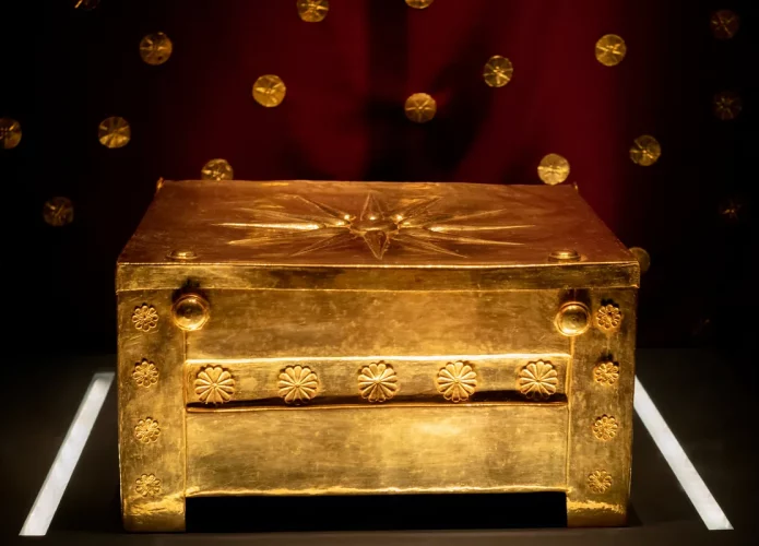 Urna funerária onde estão guardados os restos mortais de Alexandre, o Grande (Crédito: Arnaoutis Christos/Shutterstock)