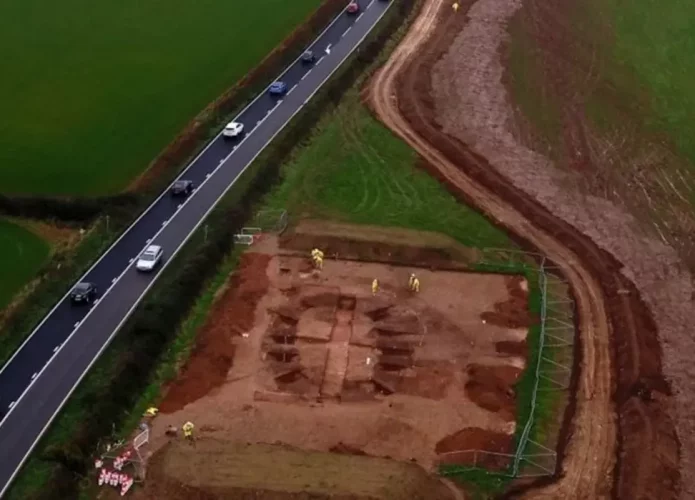 As escavações foram realizadas durante obras de renovação de um rodovia (Crédito: Conselho de Cornualha)