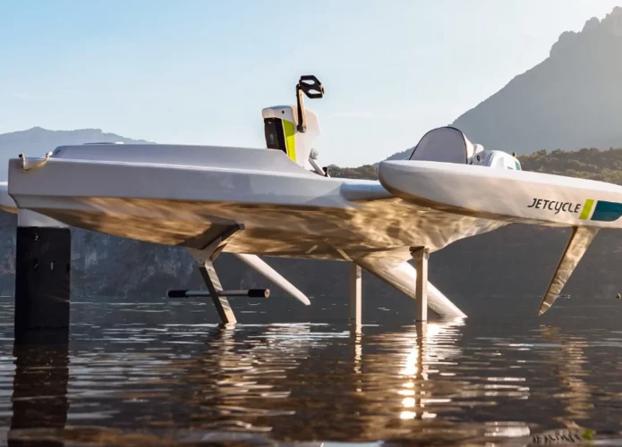 A E-Jetcycle é um tipo de bicicleta aquática reclinada com hidrofólio capaz de flutuar sobre a água.