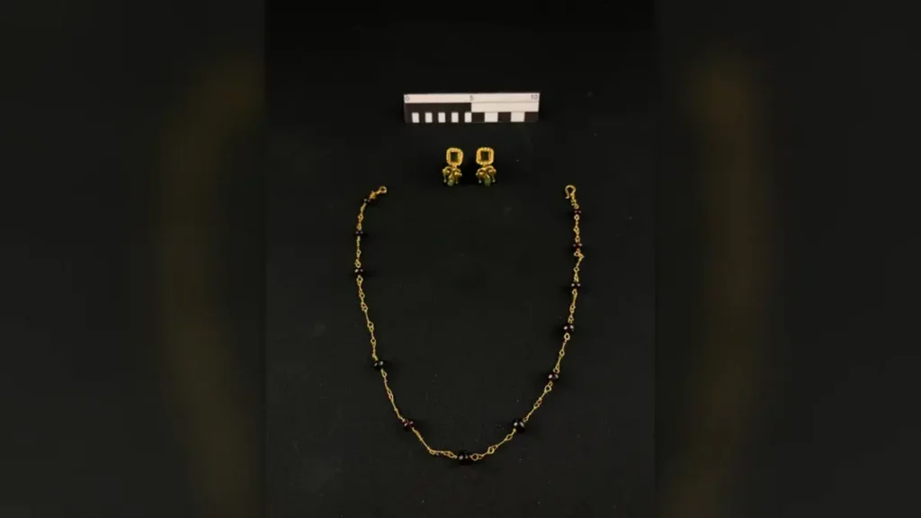 Joias encontradas junto aos esqueletos (Crédito: Emanuele Giannini)