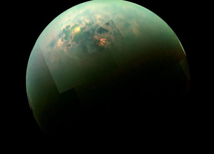 A lua Titã de Saturno é coberta por rios e lagos de metano, podendo abrigar formas de vida completamente diferente a existente na Terra (Crédito: NASA/JPL-Caltech/Universidade do Arizona/Universidade de Idaho)