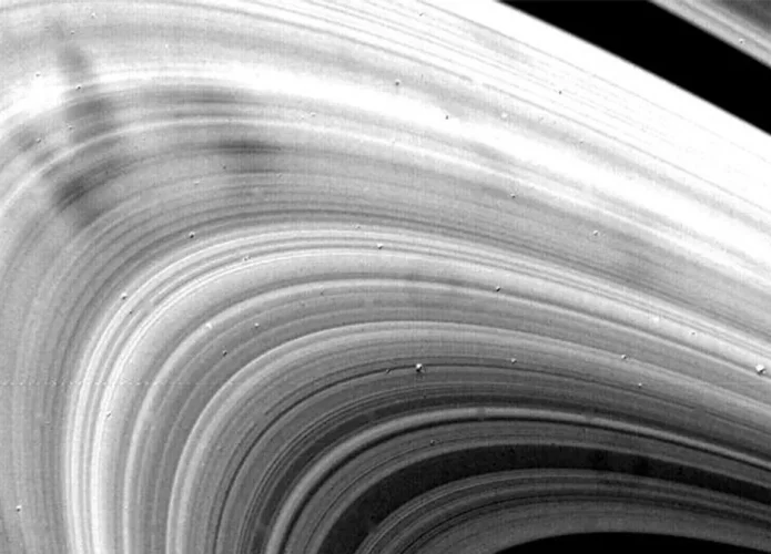 As manchas escuras são os raios nos anéis de Saturno (Crédito: NASA)