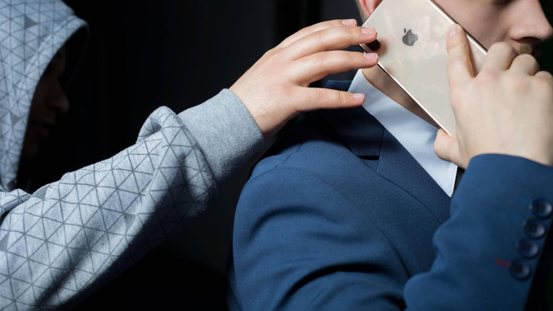 Ladrão rouba iPhone