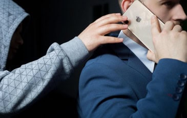 Ladrão rouba iPhone