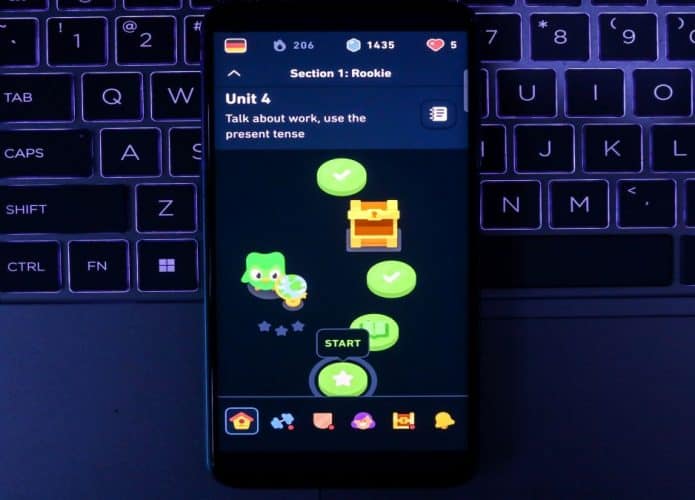 Imagem da interface do app Duolingo em um celular