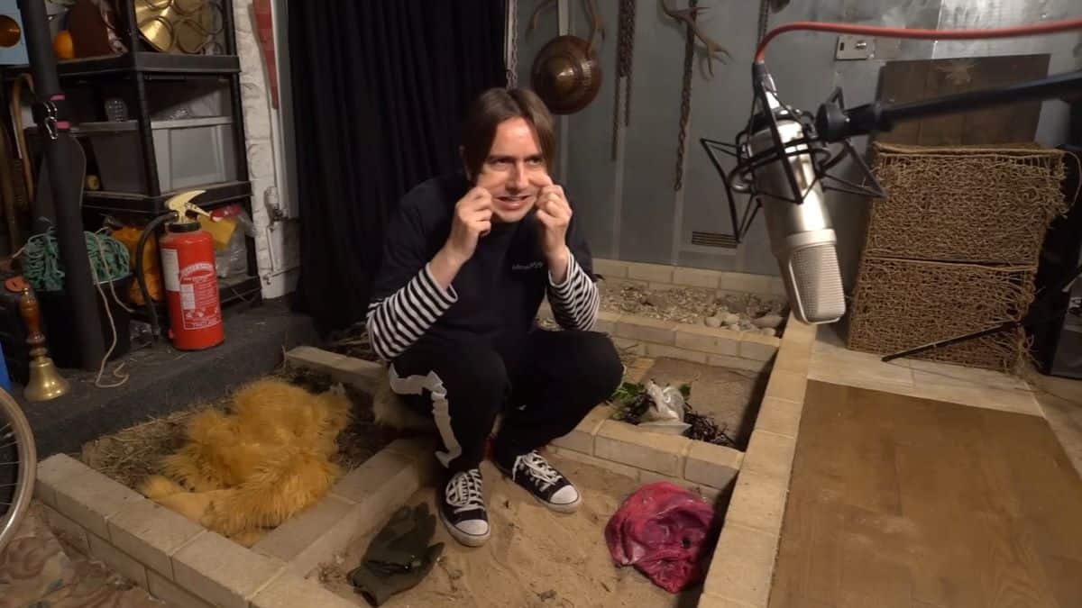 Artista de Foley em estúdio gravando sons animais