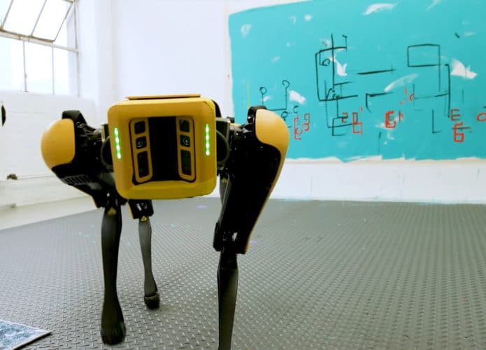 Spot, cão-robô artista, com um quadro ao fundo