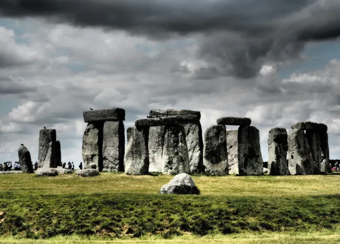 Uma analise realizada nas pedras sarsen de 25 toneladas havia revelado que a maior parte delas se originaram em West Wood (Crédito: Mila Buenavida/Unsplash)