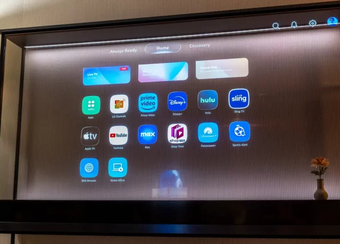 A LG OLED T é uma TV com tela transparente de 77 polegadas