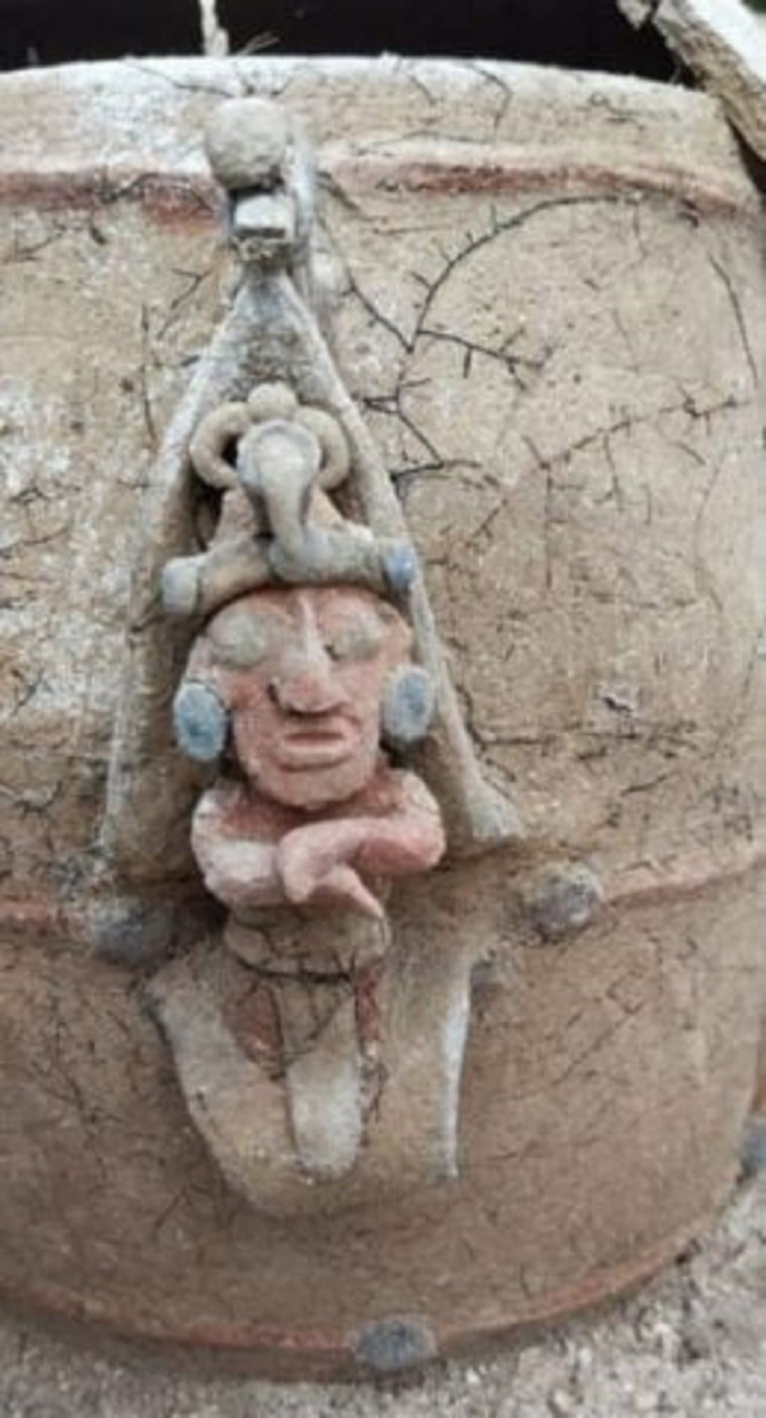 Arqueologistas descobrem urna antiga pertencente aos mais