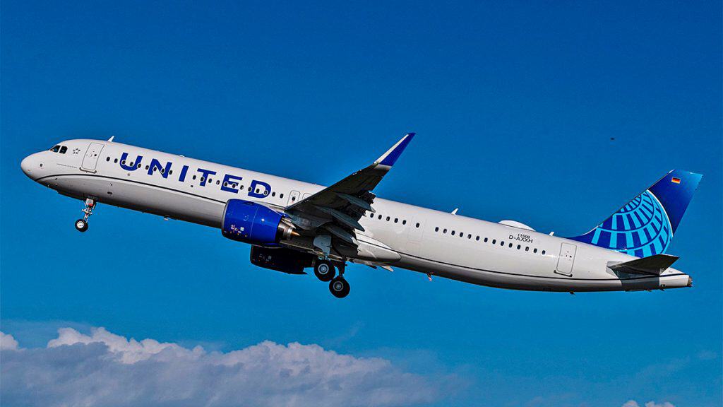 Decolagem de avião Airbus A321neo da United Airlines em aeroporto