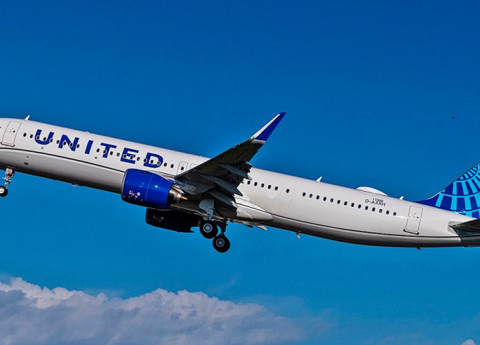 Decolagem de avião Airbus A321neo da United Airlines em aeroporto