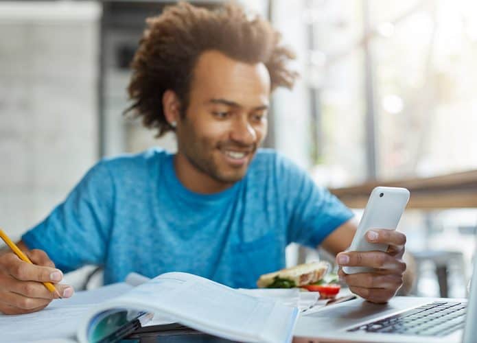 Homem usando apps para estudar