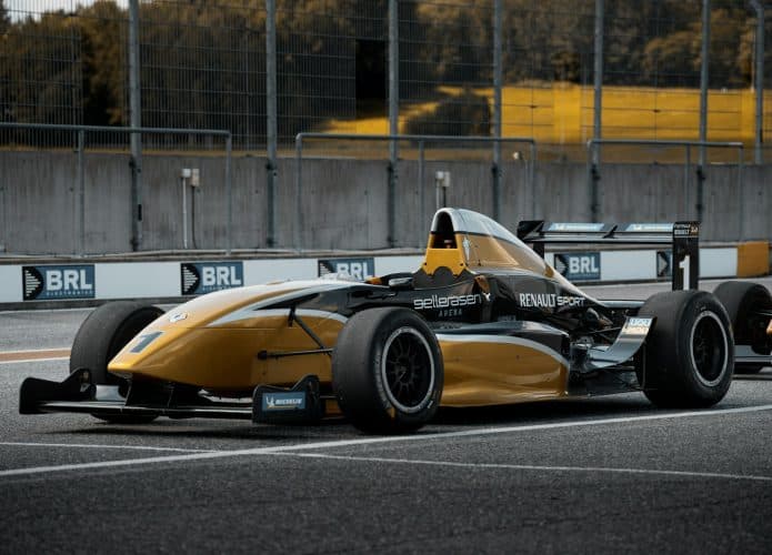 Carro de F1 (Imagem: Philip Myrtorp/Unsplash)