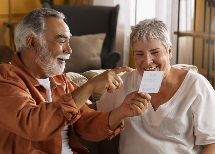 Casal feliz com a Carteira do Idoso