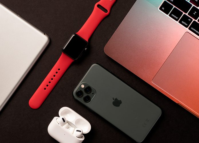 iPad, Apple Watch, Air Pods, iPhone e MacBook sobre mesa