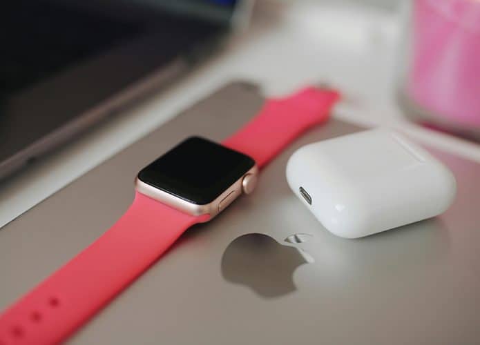 Apple Watch e AirPods em cima de iPad