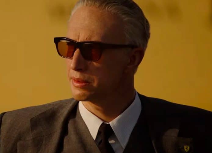 Cena de Adam Driver no filme Ferrari