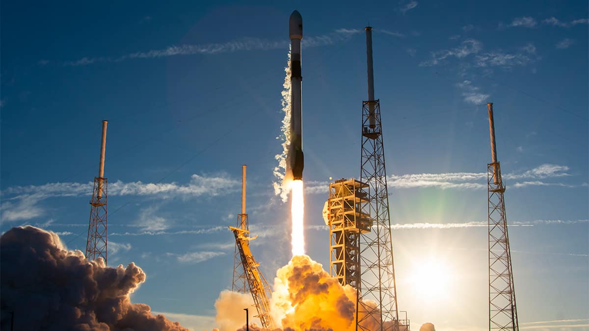 Lançamento do foguete Falcon 9, na SpaceX, na missão USSF-124 para a Força Espacial dos Estados Unidos
