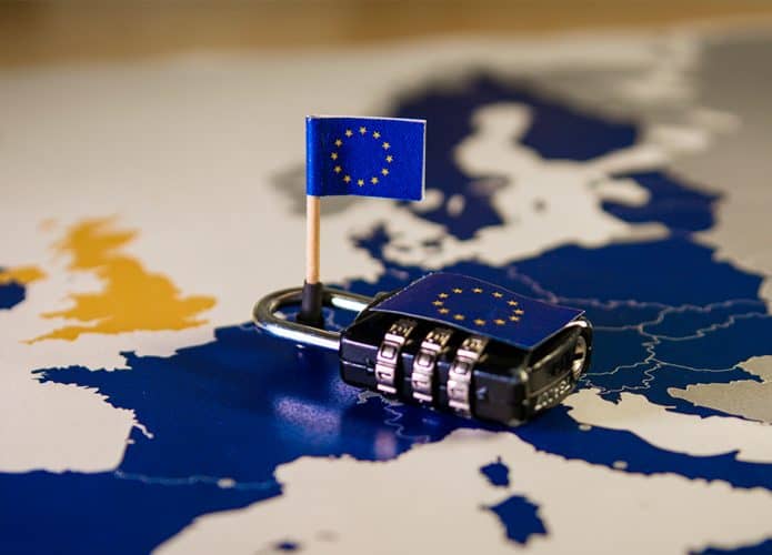 Cadeado com miniatura de bandeira da União Europeia sobre mapa da Europa para ilustrar Lei dos Serviços Digitais, DSA