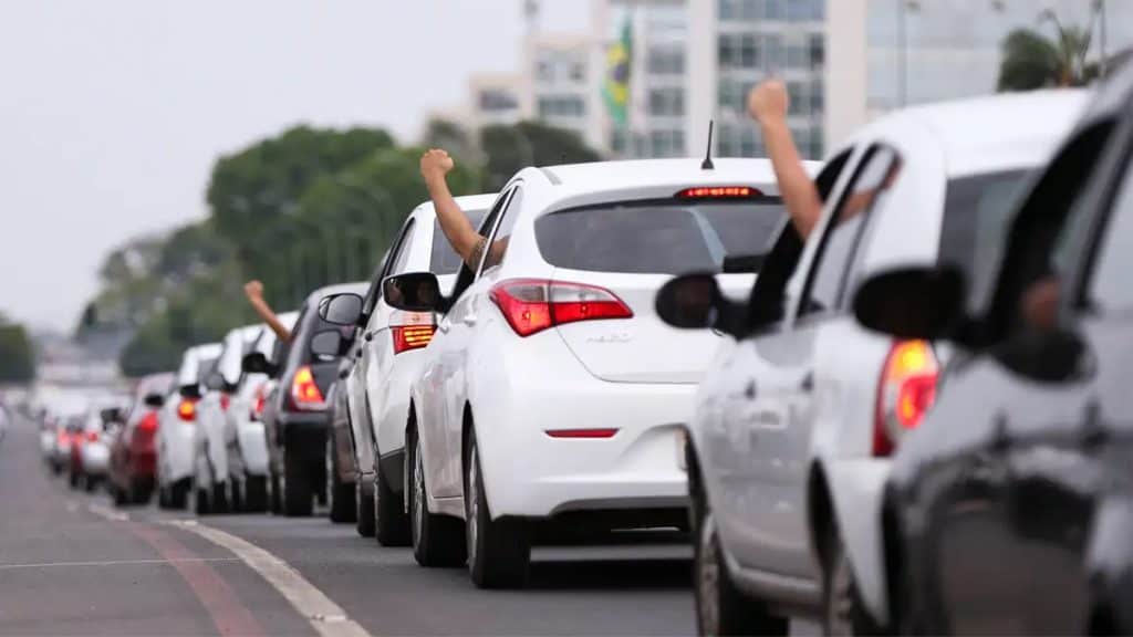 Motoristas de aplicativo em protesto na rua